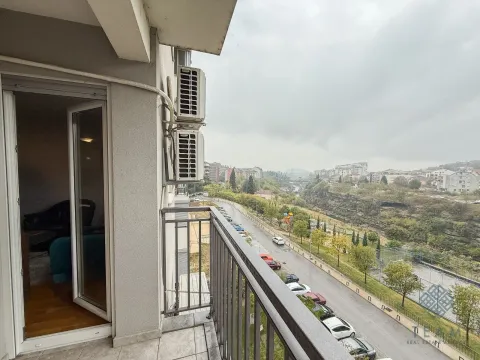 Pogled sa balkona na gradsku ulicu i okolni pejzaž. - image 7