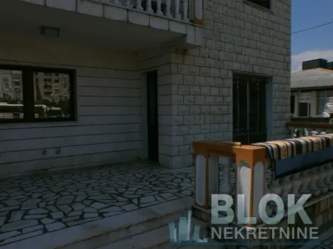 View of the entrance area and paved terrace of the house. - image 9