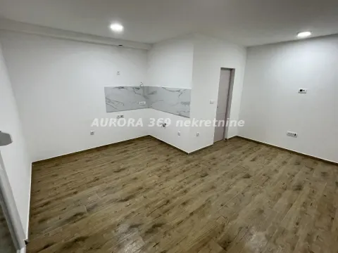 Prazna kuhinja sa pripremljenim priključcima i mermernim zidnim panelom. - image 5