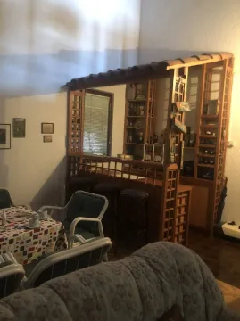 Dnevna soba sa drvenim šankom i trpezarijskim stolom. - image 4