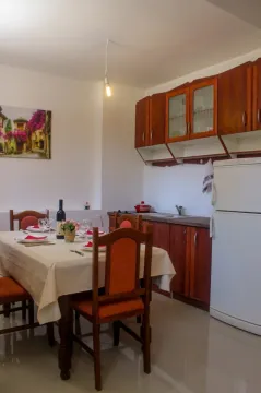 Kuhinja sa trpezarijom i drvenim elementima. - image 2