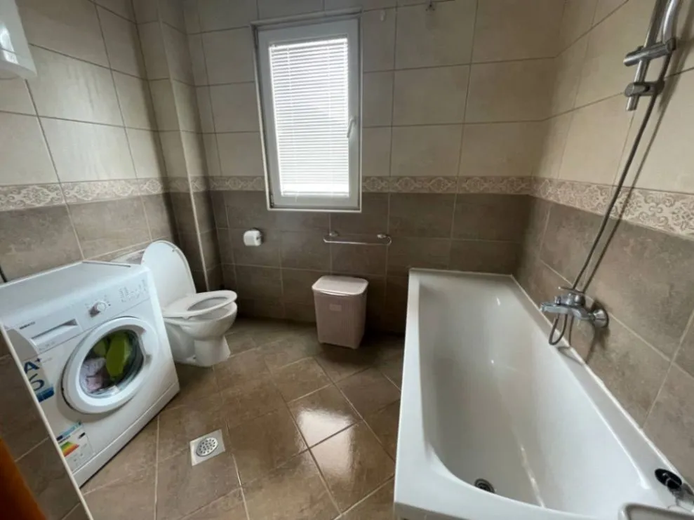Izdavanje, jednosoban stan, 84m², Bonići, Tivat