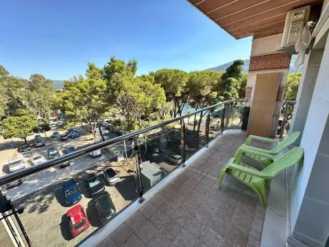 Natkriveni balkon sa pogledom na parking i zelenilo. - image 7