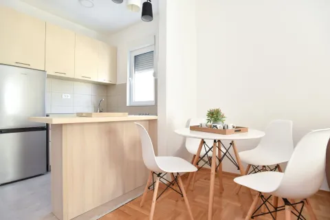 Rent, one bedroom apartment, 42m², Budva, Crna Gora - image 10
