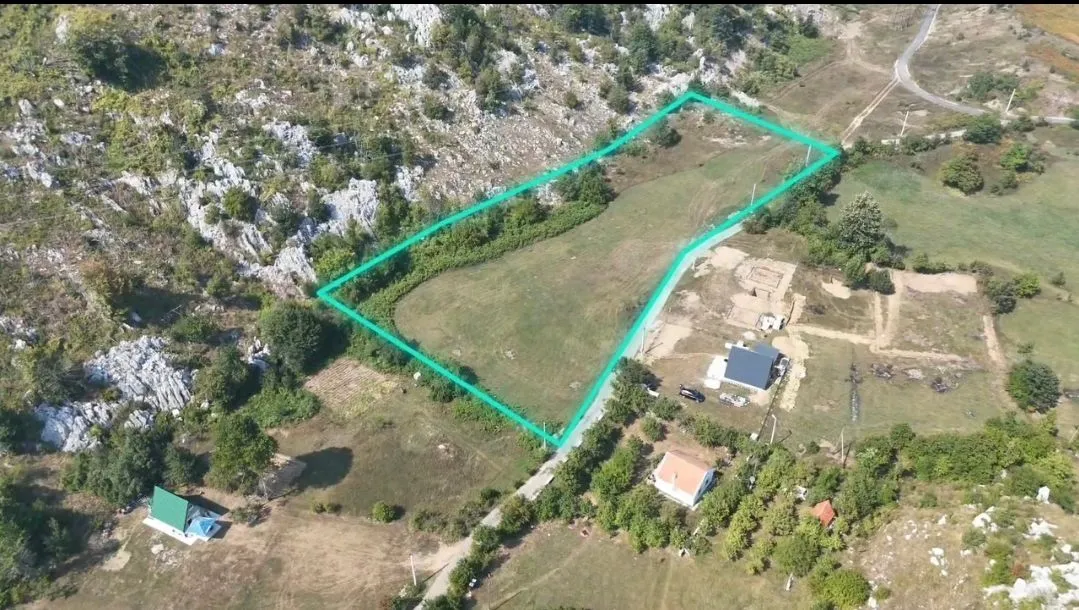 Iznadni pogled iz vazduha na zemljište sa ucrtanim granicama parcele.