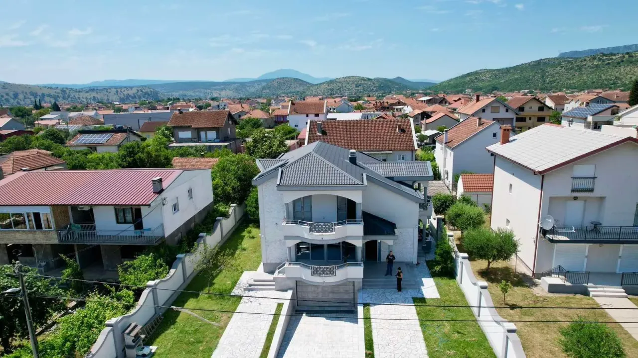 Izdavanje, kuća, 320m², Podgorica, Crna Gora