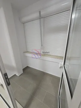 Manji zatvoreni balkonski prostor sa pločicama na podu i roletnama na prozorima. - image 7