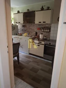 Manja kuhinja sa trpezarijskim delom i elementima u bež boji. - image 3