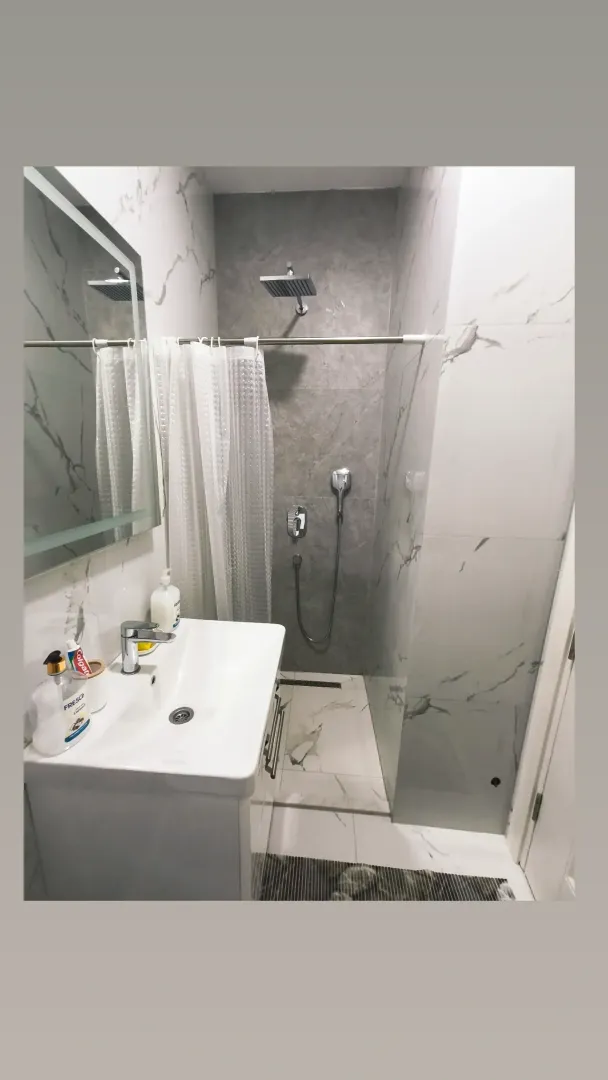 Moderne kupatilo sa umivaonikom i tuš kabinom.