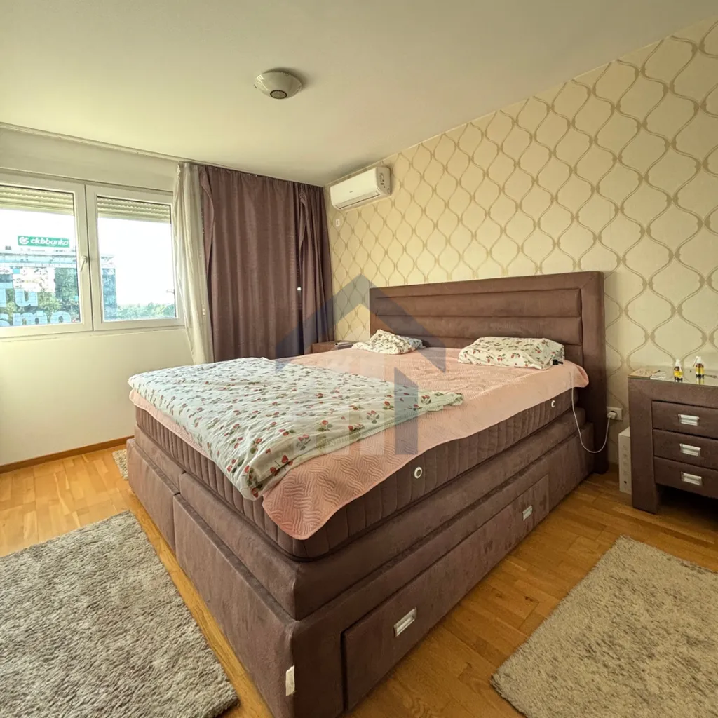 Furnished bedroom with a double bed.
