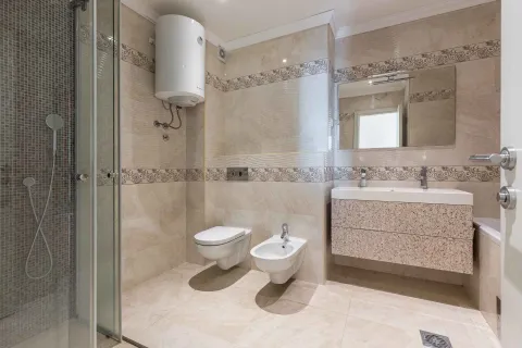 Kompaktno kupatilo obloženo keramičkim pločicama sa tuš kabinom, umivaonikom, WC šoljom i bideom. - image 17