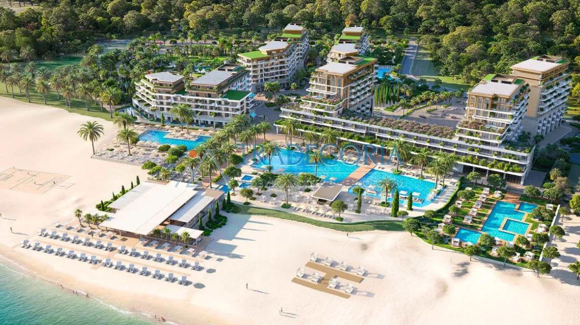 Prikaz kompleksa zgrada sa bazenima i uređenom plažom.