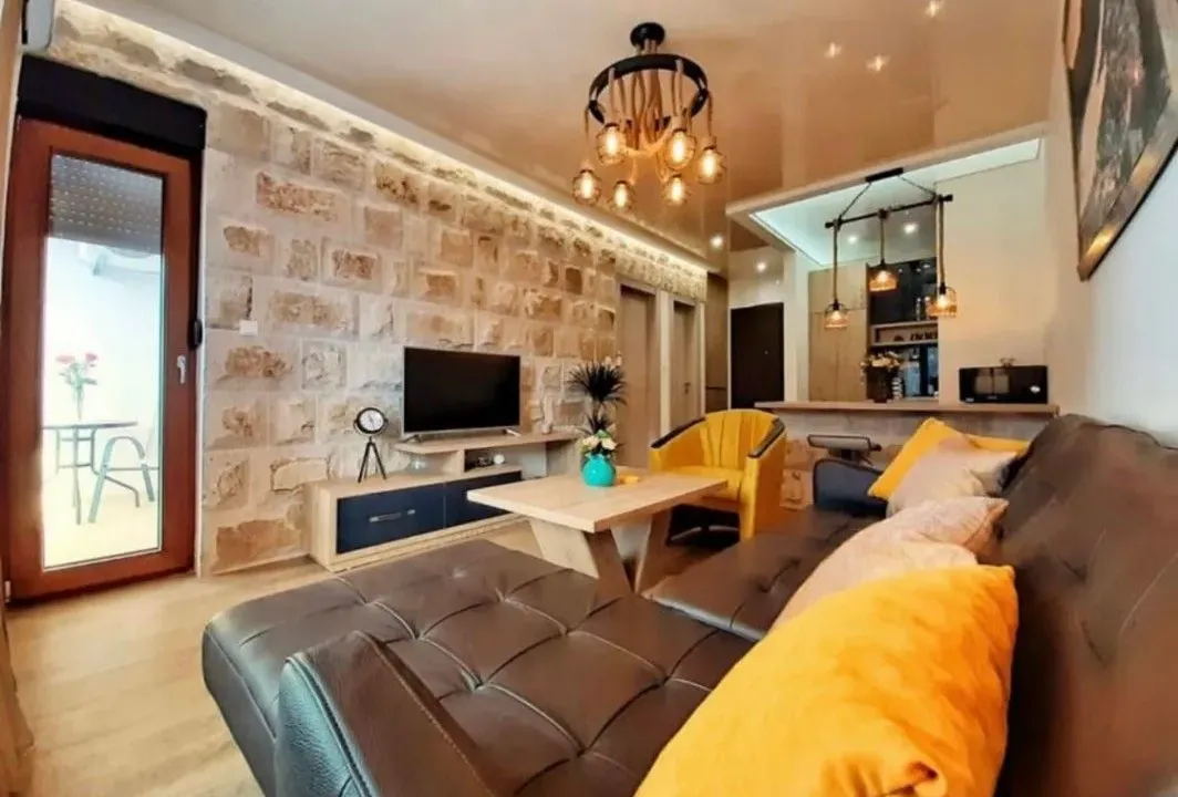 Rent, one bedroom apartment, 43m², Dobrota, Kotor