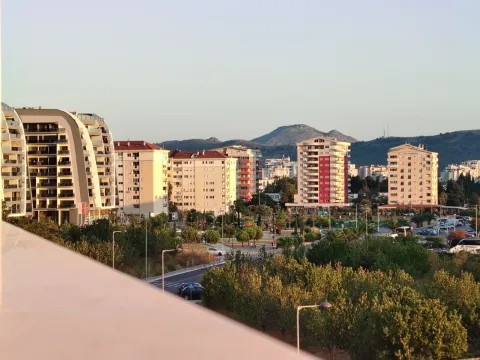 Pogled sa terase na gradske zgrade i okolno zelenilo. - image 17