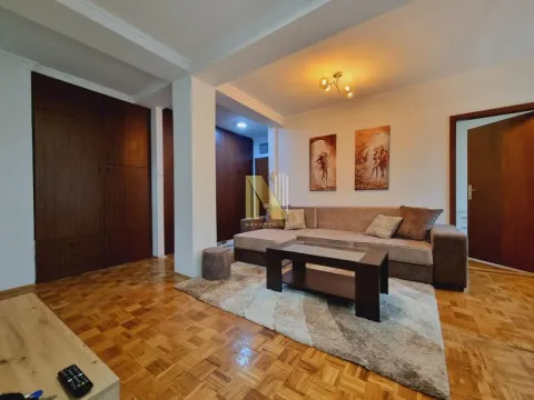 Dnevna soba sa garniturom, stočićem i ugradnim plakarima. - image 4