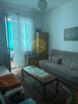 Dnevna soba sa garniturom, stočićem i izlazom na terasu. - image 4