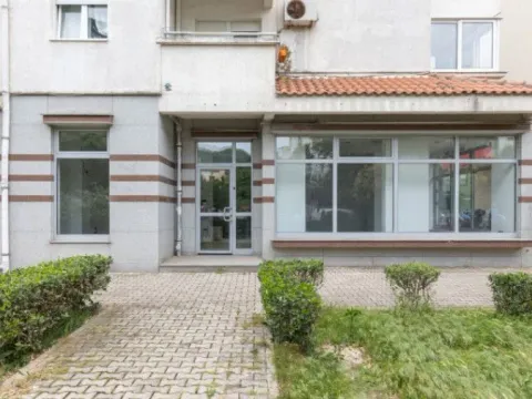 Izdavanje, poslovni prostor, 79m², Centar, Bar - image 1