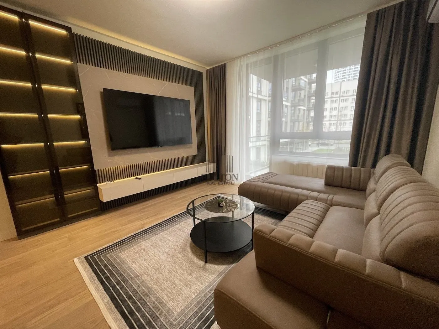 Izdavanje, trosoban stan, 71m², Savski Venac, Beograd