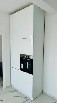 Bijeli kuhinjski element sa ugradnom rernom. - image 7