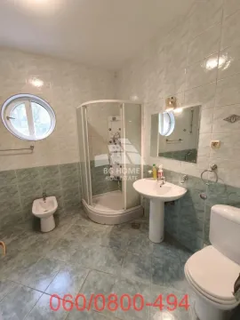 Kupatilo opremljeno tuš kabinom, umivaonikom i sanitarijama. - image 10