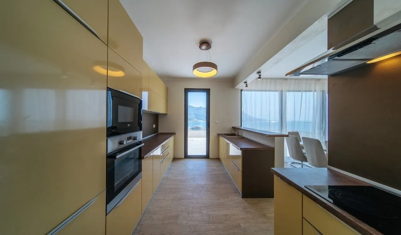 Sale, three bedroom apartment, 233m², Bečići, Budva