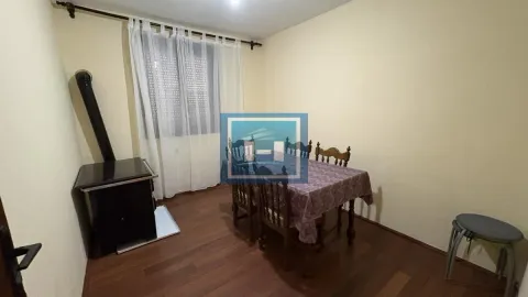 Manja trpezarija sa stolom, stolicama i peći na drva. - image 8