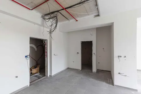 Nezavršena prostorija u sivoj fazi sa instalacijama na plafonu i zidovima. - image 10
