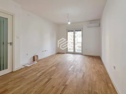 Prodaja, jednosoban stan, 42m², Stari Aerodrom, Podgorica - image 1
