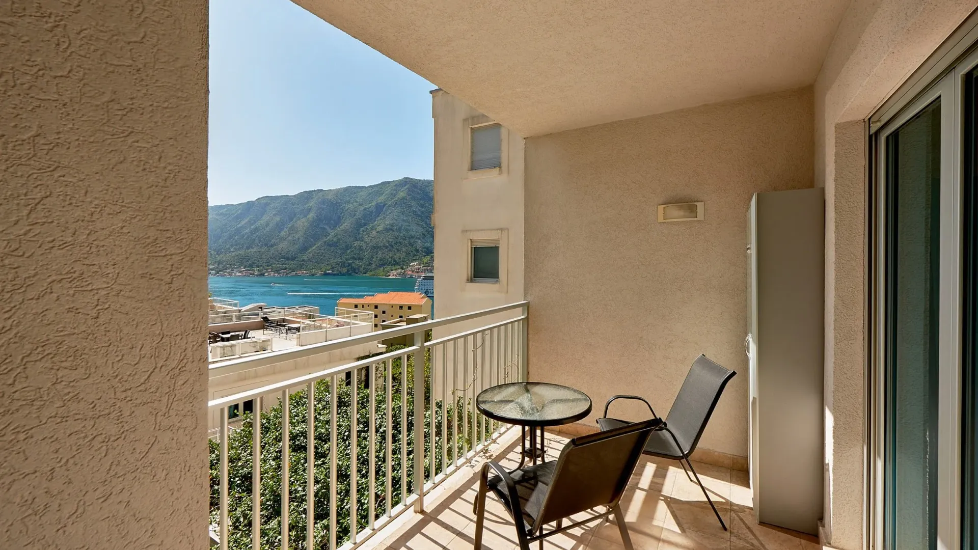 Sale, two bedroom apartment, 75m², Dobrota, Kotor