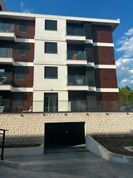 Spoljašnji izgled moderne stambene zgrade sa balkonima i ulazom u garažu. - image 13