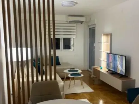 Izdavanje, jednosoban stan, 40m2, Kod Big Fashion-a, Podgorica Izdavanje, jednosoban stan, 40m2, Kod Big Fashion-a, Podgorica
