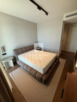 Spavaća soba sa bračnim krevetom i noćnim stočićima. - image 10