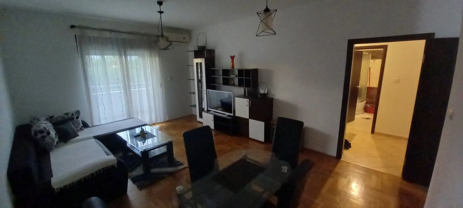 Dnevna soba sa trpezarijom i garniturom.