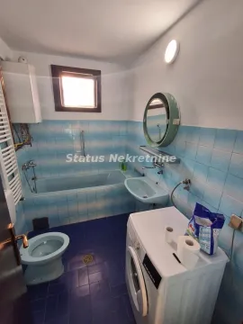 Kupatilo sa plavim pločicama, kadom, umivaonikom, wc šoljom i veš mašinom. - image 9