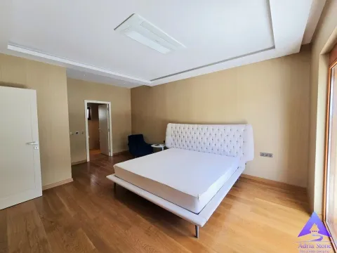 Prostrana spavaća soba sa bračnim krevetom i drvenim podom. - image 14