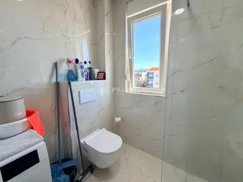 Modernly equipped bathroom with a washing machine and a window. - image 11
