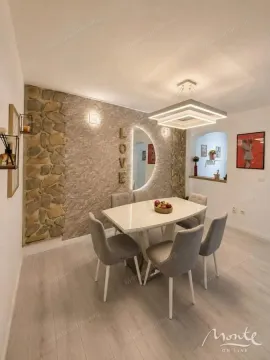 Trpezarija sa modernim stolom, stolicama i dekorativnim zidom od kamena. - image 9