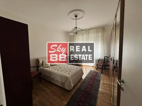 Nameštena spavaća soba sa bračnim krevetom, ormarom i drvenim podom. - image 17
