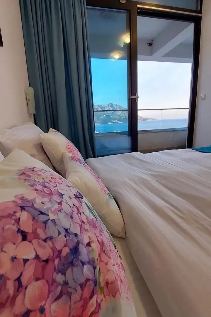 Rent, one bedroom apartment, 45m², Bečići, Budva