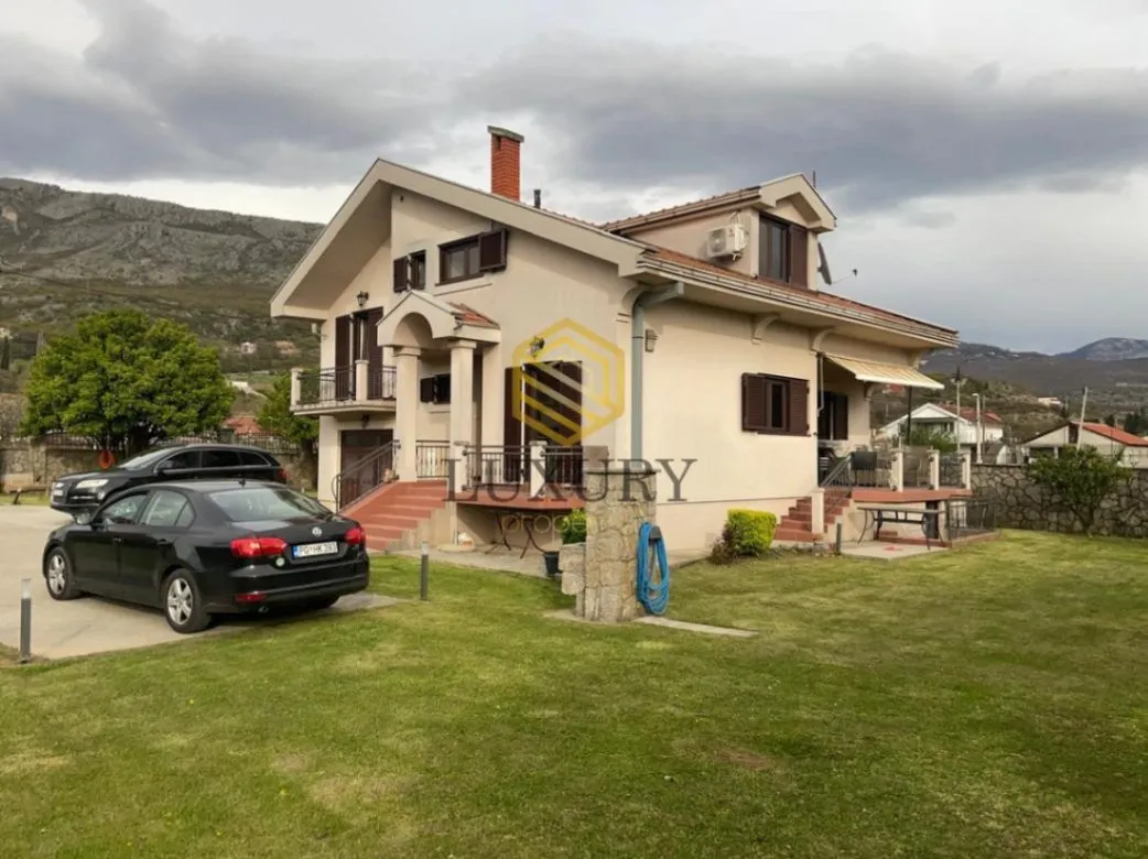 Prodaja, kuća, 200m², Zlatica, Podgorica