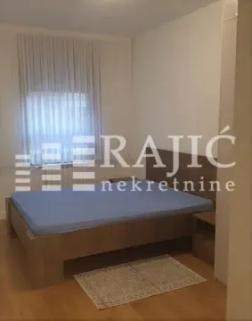 Nameštena spavaća soba sa bračnim krevetom. - image 4