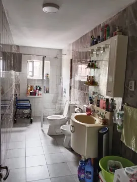 Kupatilo opremljeno tuš kabinom, umivaonikom i toaletnim elementima. - image 9