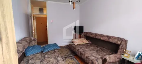 Dnevna soba sa garniturom za sjedenje i televizorom. - image 3