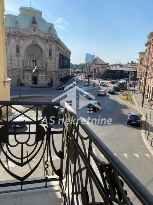 Pogled sa terase na ulicu i gradsku arhitekturu.