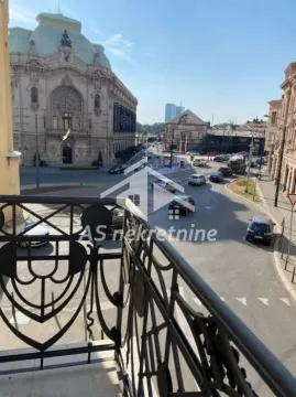 Pogled sa terase na ulicu i gradsku arhitekturu. - image 8