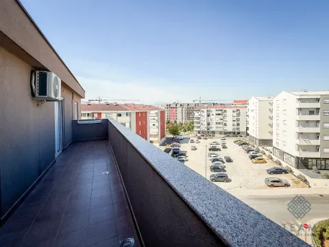 Prostrana terasa sa pogledom na parking i zgrade u naselju. - image 12