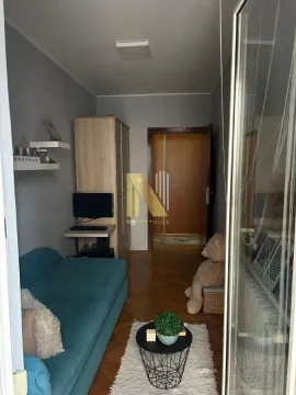 Manja opremljena soba sa krevetom, radnim stolom i plakarom. - image 16