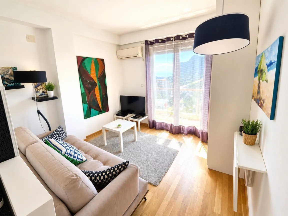 Living room with sofa, TV and access to the balcony.