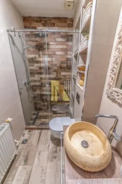 Kupatilo sa tuš kabinom, WC šoljom i umivaonikom. - image 13