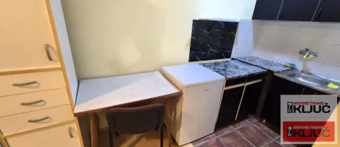 Manja kuhinja sa sudoperom, frižiderom i elementima. - image 3